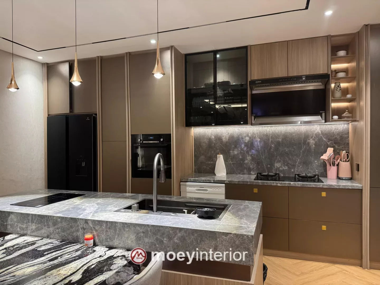 Dapur mewah dengan kitchen island marmer, kabinet wood grain premium, dan pendant gold