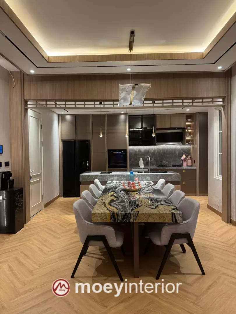Ruang makan dengan meja marmer swirling eksklusif dan ceiling detail Japanese-inspired