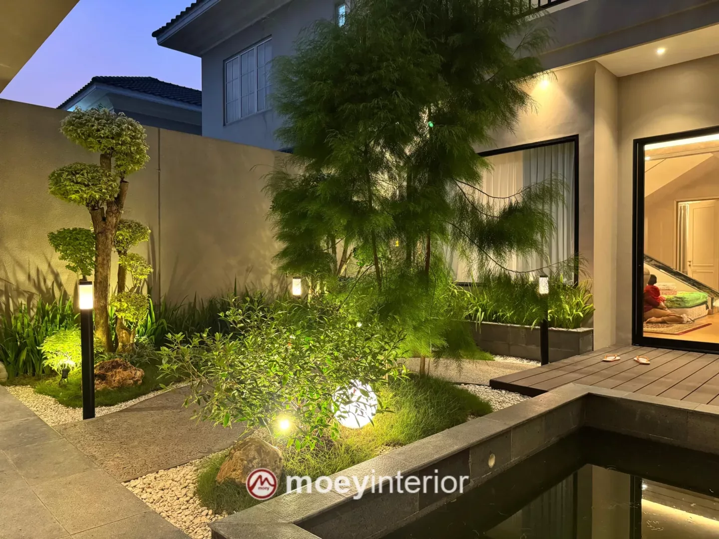 Koridor menuju taman – transisi indoor ke outdoor