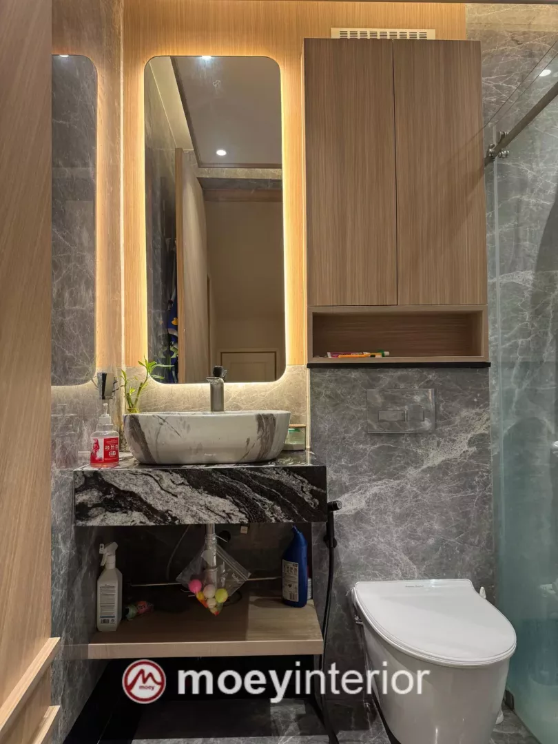 Kamar mandi premium dengan material marmer dan pencahayaan spa