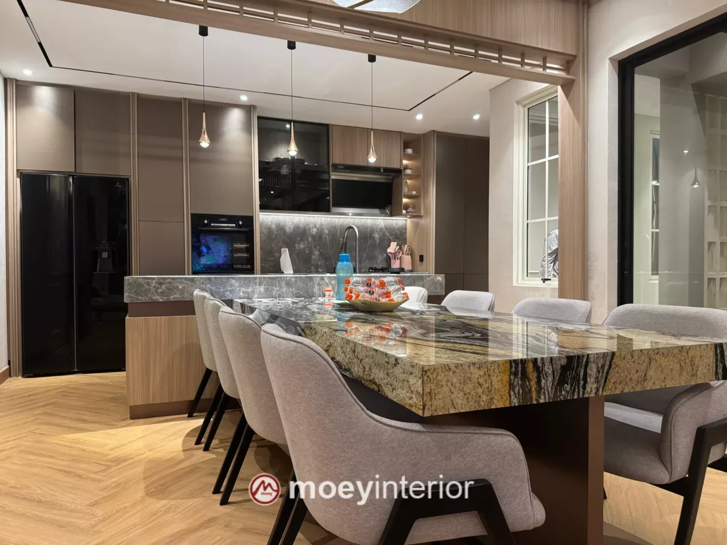 Detail ruang makan dengan pencahayaan ambient