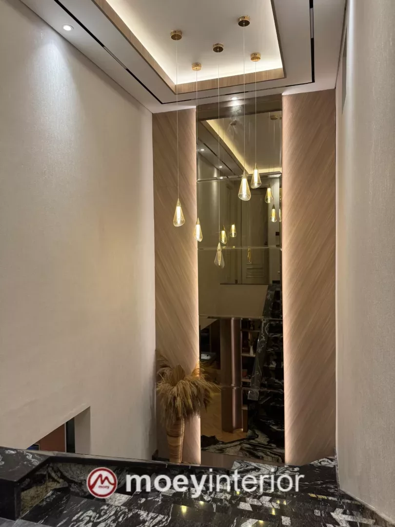 Tangga rumah dengan material premium dan detail railing elegan